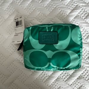 Foldable travel tote